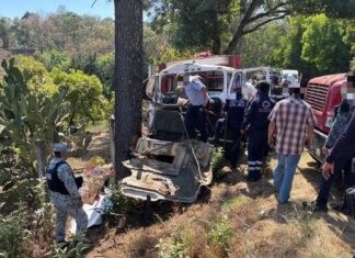 SSP auxilia a pasajeros, tras sufrir accidente vial en carretera #Acuitzio-#VillaMadero