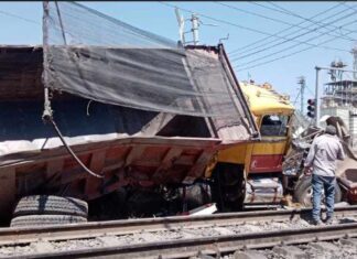 Tres vehículos dañados fue el saldo de un percance con el tren en la carretera alterna Celaya- Villagran.