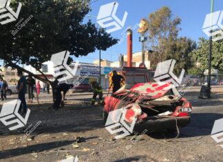 Joven se salva de milagro después de que el vehículo que conducia fuera impactado por una camioneta sin frenos, en León.