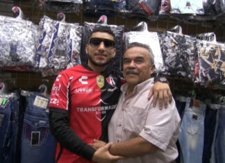 Don Agustín trataba de proteger a su nieto durante gresca en la Corregidora. Su foto se hace viral.