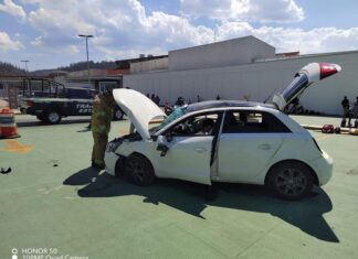Un auto volcó en el tercer piso del estacionamiento de Las Américas.