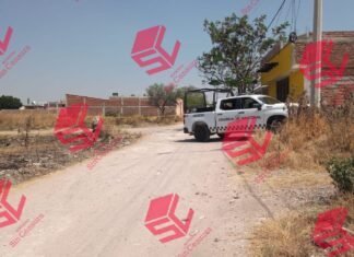 Dos hombres que viajaban en un camioneta fueron atacados a balazos en Celaya, uno murió y el otro resultó gravemente herido.