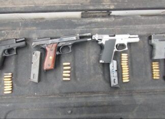 La Policía de León detuvo a tres hombres armados.