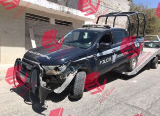 Unidad de policía de León en una persecución se impacto contra una vivienda en la colonia Villa de las Flores; solo se registraron daños materiales.