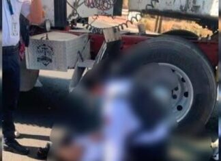 Muere motociclista tras derrapar e impactarse contra un tráiler