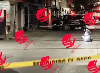 Una pareja que viajaba en una moto fue atacada a balazos en León; ella murió y a él lo reportaron grave.