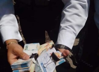 Sujeto se enfrenta a policías tras asaltar una agencia de viajes en el Centro Histórico en Morelia.