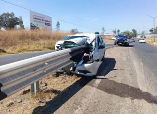 Se salva tras incrustarse con su coche en una barra de contención