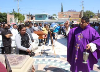 Familiares y amigos dan el último adiós a los integrantes del grupo «Chuparrecio» en Juan Martín en Celaya