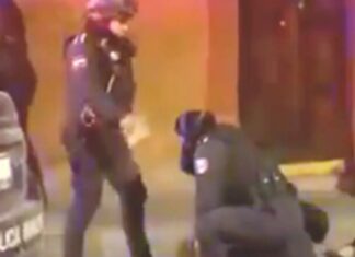 Policías de San Miguel de Allende golpearon a dos mujeres y dos hombres afuera de un bar.