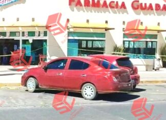 Dos hombres fueron atacados a balazos al interior de un auto en León, uno de ellos falleció en el hospital cuando recibía atención médica.