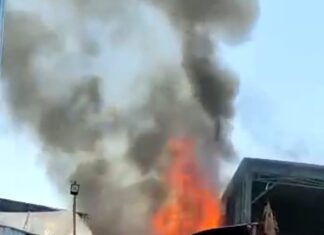 Se incendia bodega en el mercado de abastos en Celaya