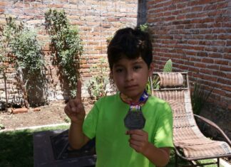 Niño Moroleonense destaca en natación y se hace con el primer lugar en competencia de natación.