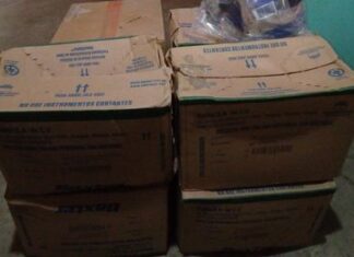 Donan cajas de diálisis Baxter en color verde a enfermos que las necesiten.