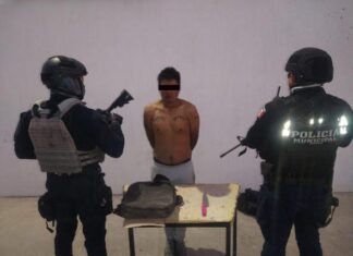 DOS HOMBRES CON ARMAS BLANCAS SON DETENIDOS POR LA POLICÍA