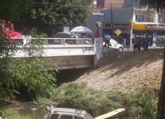 Un percance entre una camioneta y una moto terminó con la primera dentro del Río