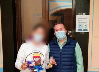 El edil panista, Alejandro Lanuza, Siguiendo el ejemplo de su presidente municipal, Germán Cervantes, entrego como apoyo un » miserable» chocolate a una persona con cáncer.