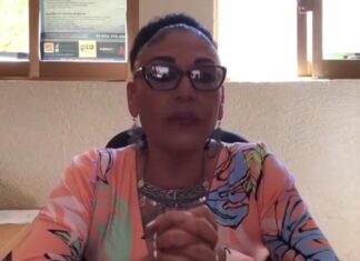 Maricela Díaz, Directora de Movilidad de Salvatierra, impone a su hija Michelle, en la Dirección de Seguridad Pública.