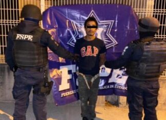 Detienen elementos las FSPE en Salvatierra, a un motociclista en posesión de un revólver y cartuchos útiles