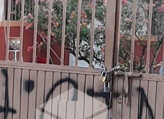 Dejan cartulina con un mensaje alusivo a un grupo delictivo en la Telesecundaria número 51 de la comunidad Urireo en Salvatierra