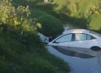 Cae con su coche a un canal de aguas negras