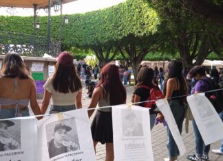 Manifestación de mujeres activistas en el jardín principal de Celaya