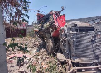 Accidente vial dejó daños materiales en dm libramiento Nezahualcóyotl en Valle de Santiago