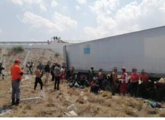 Hallan 137 migrantes hacinados en un tráiler en la «carretera de la muerte» en el norte de México.
