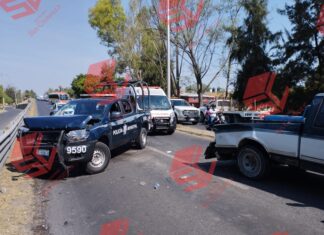 Choque entre una patrulla y una camioneta particular en Celaya
