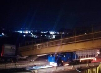 Tráiler derriba puente peatonal en la carretera Irapuato-Silao