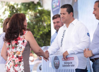 Gobernador de Guanajuato entrega caminos rurales y calentadores solares en Valle de Santiago.