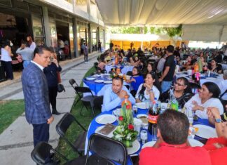 Festejan a los maestros en Salvatierra; El alcalde Germán Cervantes reconoció la labor de los docentes.
