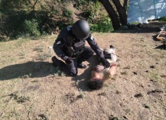 POLICÍA AUXILIA A HOMBRE QUE CAYÓ A CANAL DE RIEGO