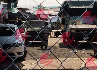 Aseguran armas y una cartulina en la central de abastos en Celaya.