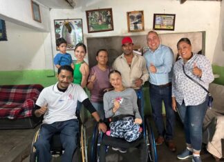 Jorge Ortiz, Diputado local del XX Distrito apoyando con una silla de ruedas.