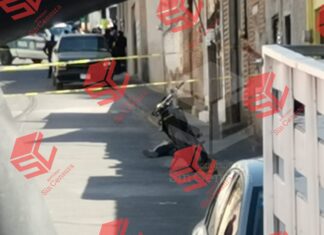 Una pareja que llegaba a su domicilio fue asesinada a balazos; un menor de edad resultó gravemente herido, falleció momentos después en el hospital.