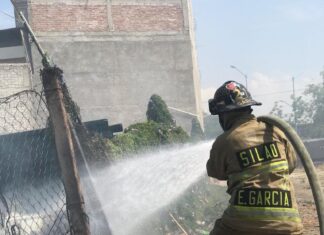 Quema de pastizal en Silao, alcanzo una pensión, bomberos evitaron se propagara el incendio.