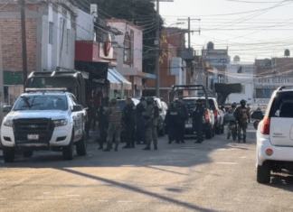 Un policía y su padre, policía retirado, fueron atacados a balazos en la puerta de su domicilio en Irapuato.
