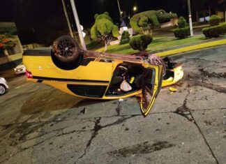 En la Glorieta de la Amistad de #Moroleón se registró una aparatosa volcadura