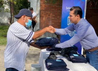 Entregan uniformes a trabajadores del Rastro