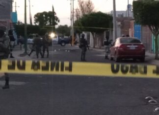 Un hombre fue atacado a balazos en la colonia Villas Bajío Segunda Sección en Celaya; falleció cuando recibía atención médica.