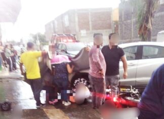 Motociclista se impacta contra vehículo en el municipio de Uriangato.