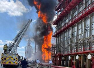 Fuerte explosión e incendio en Refinería de Cadereyta.