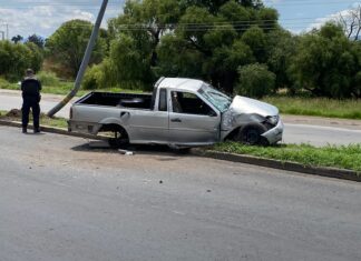 Camioneta choca contra un poste de energía eléctrica en el bulevar Posadas Ocampo en Salvatierra