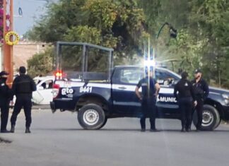 Ejecutan a Comandante de la policía de Irapuato; los hechos en la calle de acceso a la colonia 8 de Junio.