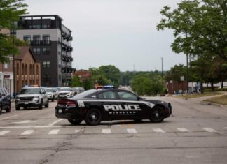 Reportan al menos 6 muertos y 24 heridos por tiroteo durante desfile en Illinois