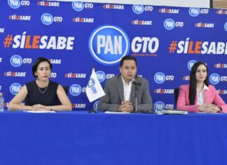 ENVÍA PAN GUANAJUATO 2 TRÁILERES CON AGUA PARA NUEVO LEÓN