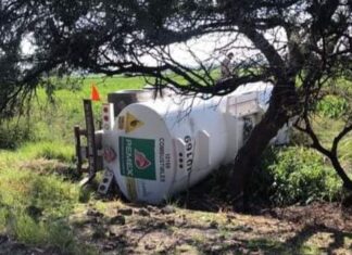 Choque entre una pipa de PEMEX y un vehículo particular, dejo un saldo de una persona fallecida.