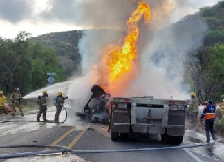 Un muerto y dos heridos en choque entre dos unidades pesadas en la carretera Silao- San Felipe.