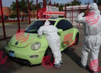 Un hombre fue atacado a balazos al interior del auto que conducia en León, fue hospitalizado y fue reportado estable.